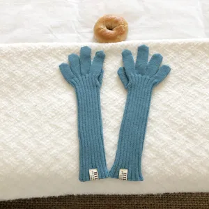 Blauwe lange gebreide handschoenen armwarmers winter warm gezellige kleding zacht ribbreisel