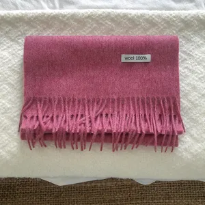 Bufanda lisa rosa de lana con flecos para mujer, accesorio cálido y elegante de invierno.