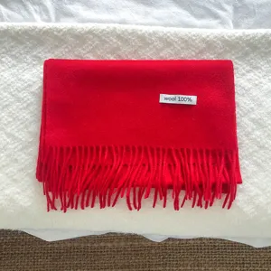 Bufanda de flecos de lana roja lisa con etiqueta 100% lana, accesorio de invierno cálido y acogedor.