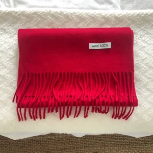 Bufanda roja de lana con flecos para mujer, cuello cálido de invierno estilo moda elegante.