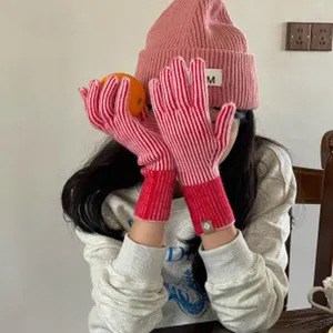 Detailansicht von rot-weißen gestreiften Fünffinger-Wollhandschuhen für den kalten Winter.