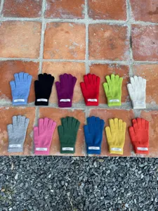 Detaillierte Ansicht bunter gestrickter Touchscreen-Wärmehandschuhe in soliden Farben.