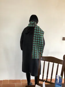 Sciarpa in maglia spessa con motivo pied-de-poule verde e marrone per donna invernale.