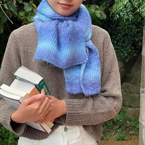 Farbverlauf Strick Winterschal für Damen, kuscheliger warmer Schal für kalte Tage stilvoll.