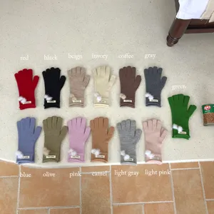 Winter warme Strick-Touchscreen-Handschuhe für Damen, süße einfarbige Bommel-Wollhandschuhe.