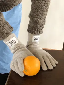 Detailansicht warmer Winter Strickhandschuhe aus weicher Wollmischung mit gerippten Bündchen.
