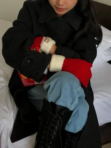 Thickened warm knit wool gloves with plush cuffs for winter cold-proof daily outdoor wear.