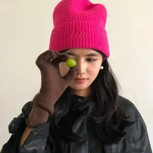 Heller rosa Strickmütze und braune Handschuhe Set, stilvolles winterliches warmes Accessoire.