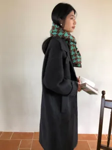Primo piano dettagliato di una sciarpa invernale elegante con classico motivo pied de poule.