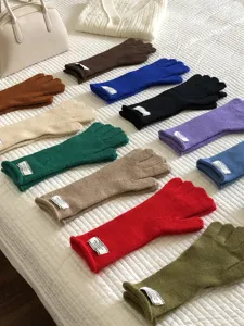 Dicke, gefütterte Strickhandschuhe mit Touchscreen-Funktion in vielen verschiedenen Unifarben.