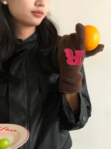 Einfarbige Herbst und Winter warme Strickhandschuhe für Damen mit rosa Buchstabe Patch.