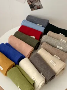 Detailansicht dicker, einfarbiger Strick-Wintersschals in vielen bunten und neutralen Farben.
