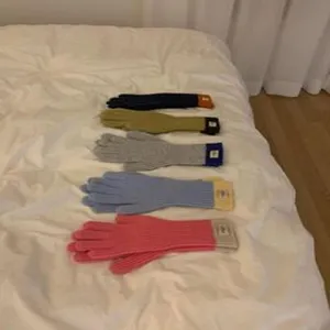 Gemütliche Strickhandschuhe für Damen mit Kontrastbündchen und Stoffetikett für den Winter warm