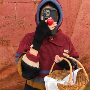Strickpullover und Handschuhe Set, warme und stilvolle Wintermode mit gemütlicher Textur.