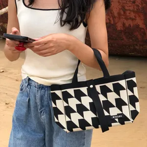 Schwarz-weiße geometrische Canvas-Tasche für Damen, modische Freizeithandtasche für Alltag.