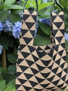 Borsa tote in maglia con motivo geometrico, vista dettagliata della trama elegante e del design.