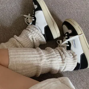 Gemütliche Strick-Beinwärmer kombiniert mit stylischen Sneakers für den kalten Alltag.