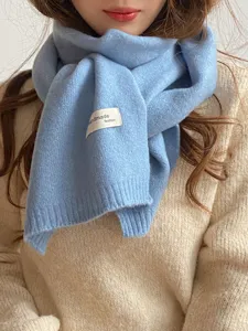 Gemütlicher dicker Strickschal Detailansicht, warmer hellblauer Wolleschal für kalte Tage.