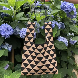 Elegante borsa tote in maglia geometrica con motivo a triangoli nero e beige per donna casual.