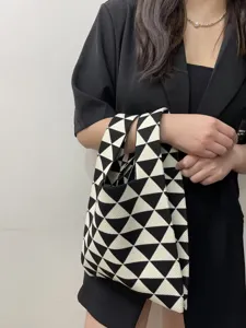Borsa a mano geometrica da donna in maglia, elegante shopper nero e bianco dal design chic.
