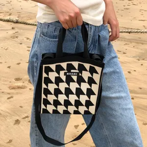 Detailansicht der modischen Strick-Handtasche mit Hahnentritt-Muster für Herbst und Winter.