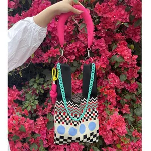 Detailansicht einer japanischen Kawaii-Strickumhängetasche mit bunten Mustern und Kette.