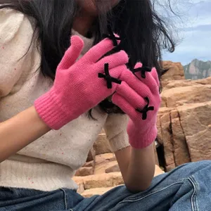 Rosa winterwarme gestrickte Fünffingerhandschuhe mit niedlichen schwarzen Schleifen für Damen.