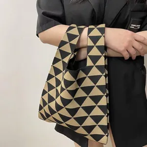 Gestrickte Handtasche mit geometrischem Dreiecks-Muster, lässige Beuteltasche für Damen.