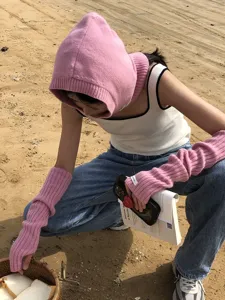 Ensemble cagoule et chauffe-bras en tricot rose pour femmes, mode hivernale élégante.
