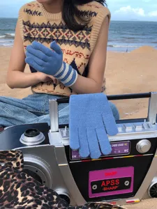 Bequeme Strickhandschuhe für Herbst und Winter aus weichem Touchscreen Material in Blau.