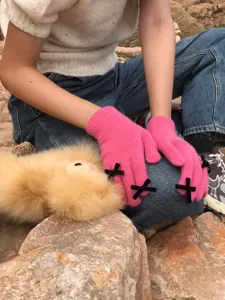 Süße Winter-Strickhandschuhe mit schwarzen Schleifen, warme Fünffinger-Handschuhe für Frauen.