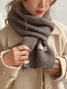 Detailansicht der dicken warmen braunen Damen Strickschal, weicher kuscheliger Winterschal.