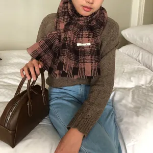 Écharpe d'hiver confortable pour femme à franges, motif écossais, toucher cachemire chaud.