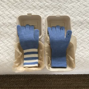 Strick-Touchscreen-Handschuhe Detailansicht, süße blaue Winter-Fünffinger-Handschuhe für Studenten.