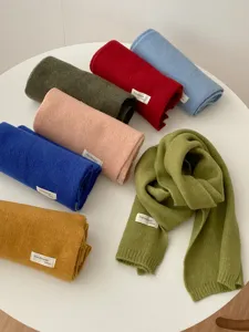 Detailansicht kuscheliger einfarbiger Strick-Winterschals in vielen leuchtenden Farben.