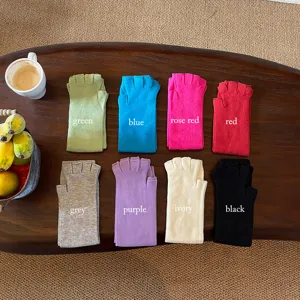 Gants tricotés sans doigts unicolores vue détaillée, accessoires manches automne hiver.