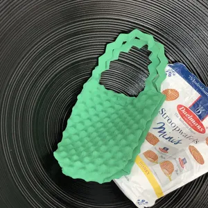 Groene gebreide mini handtas met bubbeltextuur en stijlvolle zigzaghandgreep voor dames.
