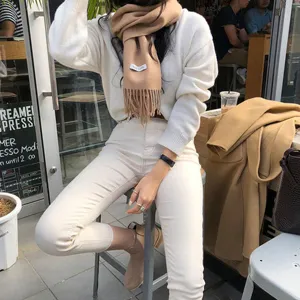 Cómoda bufanda de lana de color sólido con flecos para parejas, elegante accesorio de invierno cálido.