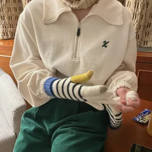 Nahaufnahme Detailaufnahme der gestreiften Winterhandschuhe mit gemütlicher Strickstruktur.