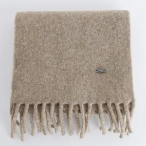 Sciarpa invernale calda in misto lana tinta unita con eleganti nappe e dettaglio di etichetta.