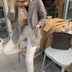Bufanda de borlas de lana de color sólido clásica combinada con blazer elegante para estilo chic.
