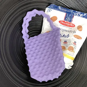 Paarse gebreide minihandtas met unieke plooitextuur, stijlvolle lichtgewicht tote bag voor dames.