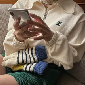Gemütliche dicke Winter-Strickhandschuhe mit Reißverschluss-Sweatshirt für Alltag.