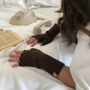 Guantes sin dedos de punto marrón oscuro vista detallada, calentadores de invierno acogedores.