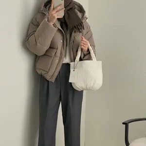 Giacca invernale calda con sciarpa in lana accogliente e borsa plissettata elegante.