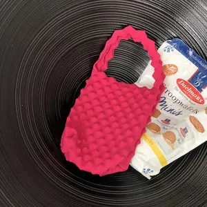 Magenta bubbel gebreide mini handtas met golvend handvat, stijlvolle getextureerde tas.