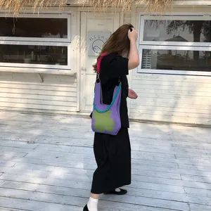 Λεπτομερής όψη από ιαπωνική πλεκτή τσάντα ώμου με μοτίβο λουλουδιού και κομψή αλυσίδα.