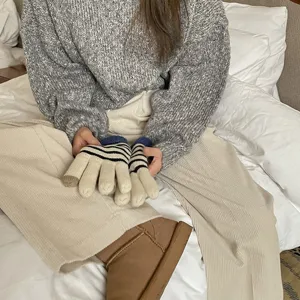 Gemütliche Strickhandschuhe mit Streifen und Fleece, ideal für kalte Wintertage und Alltag.
