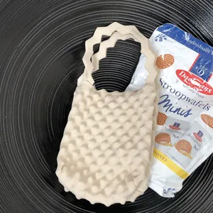 Mini gebreide handtas in beige met golvend handvat, chic modeaccessoire voor dagelijks.