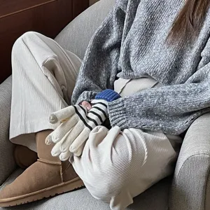 Dicke Winter-Knitted-Handschuhe mit süßem Streifendesign und kuscheligem Futter für kalte Tage.